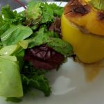 Fyldte peberfrugter serveret med salat.