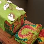 Bag en farverig kage med børnene til Halloween