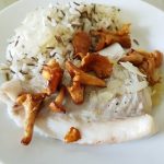Dampet torsk med smørsauce og stegte kantareller