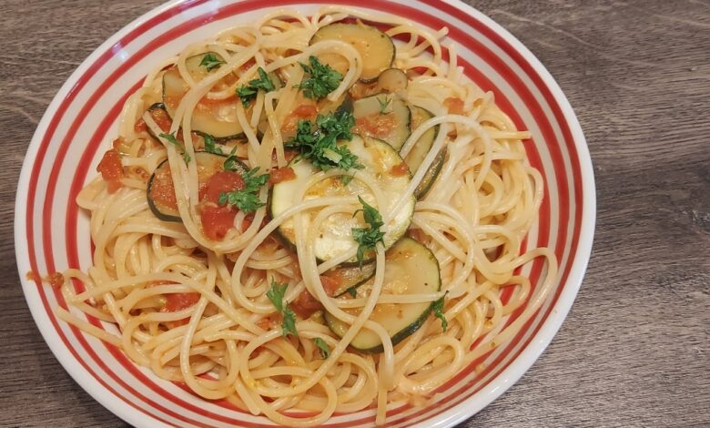 Spaghetti med tomat og squash