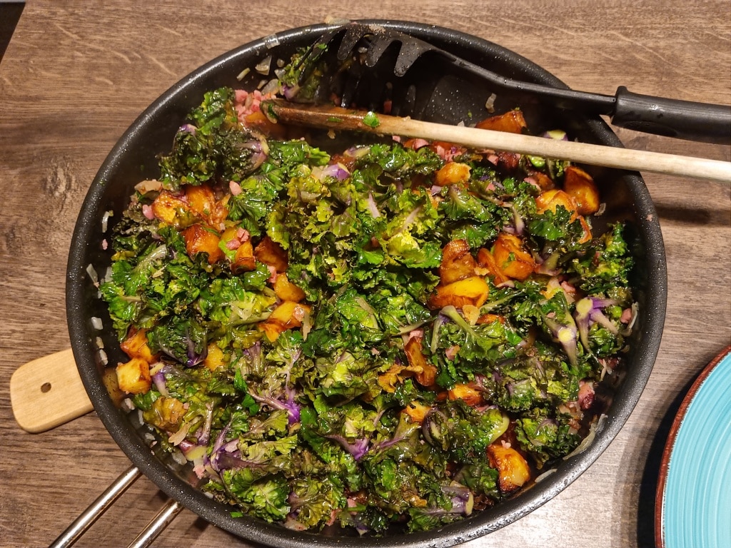 Flower Sprouts med råstegte kartofler og bacon HENRIKS MADBLOG