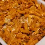 Bagt pasta med salsiccia og taleggio