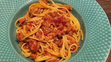 Pasta med tomater og tun